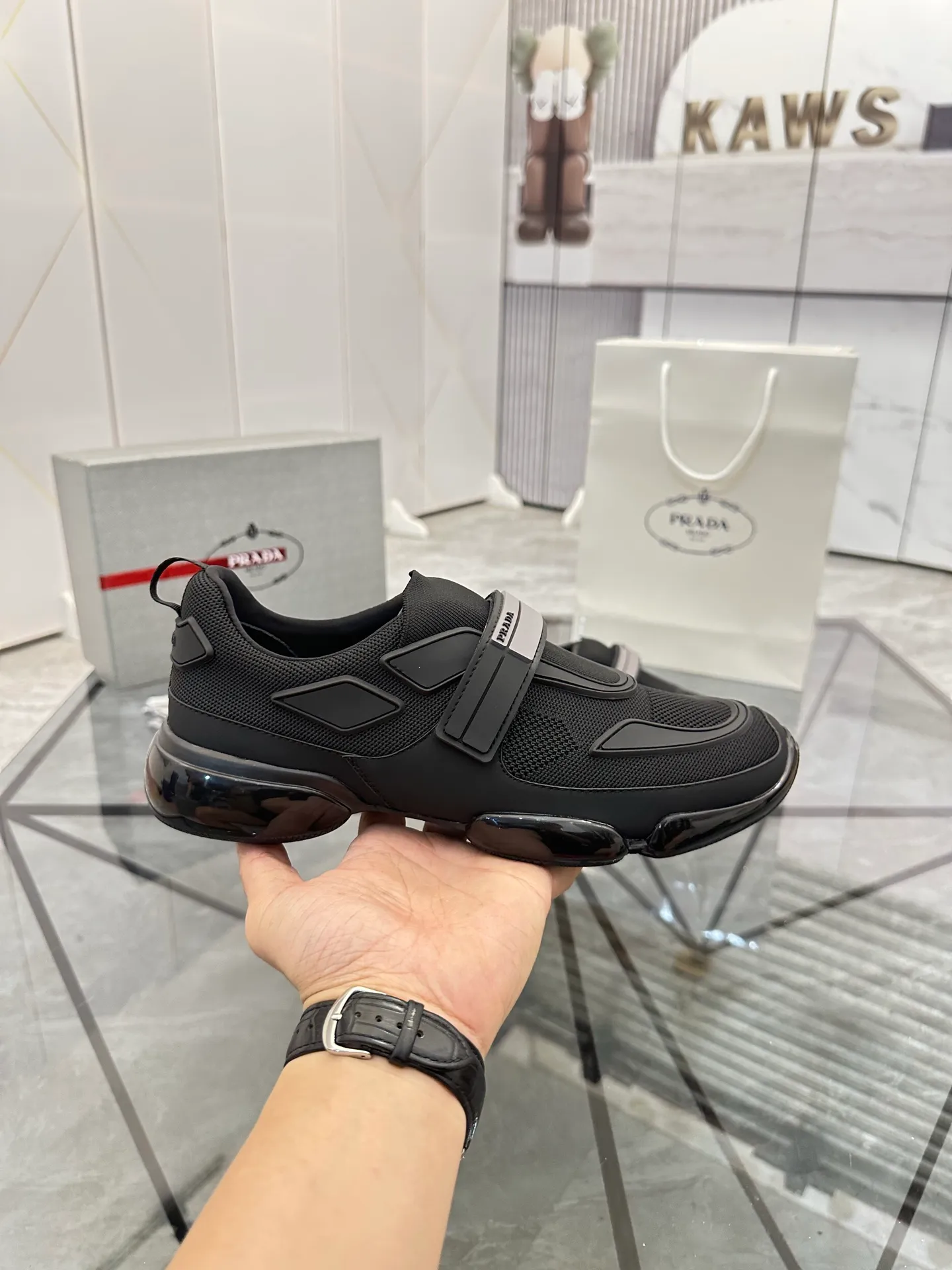 Men's shoes: 💰P500¥ High-end top quality Product trademark: Prada *"Prada*" low-top casual shoes Regular size: 38-45 (can be customized to 46) One size larger Product materials: imported breathable fly weave upper, professional glue-making process, breathable lining, cowhide foot pads, original outsole. No.: 001